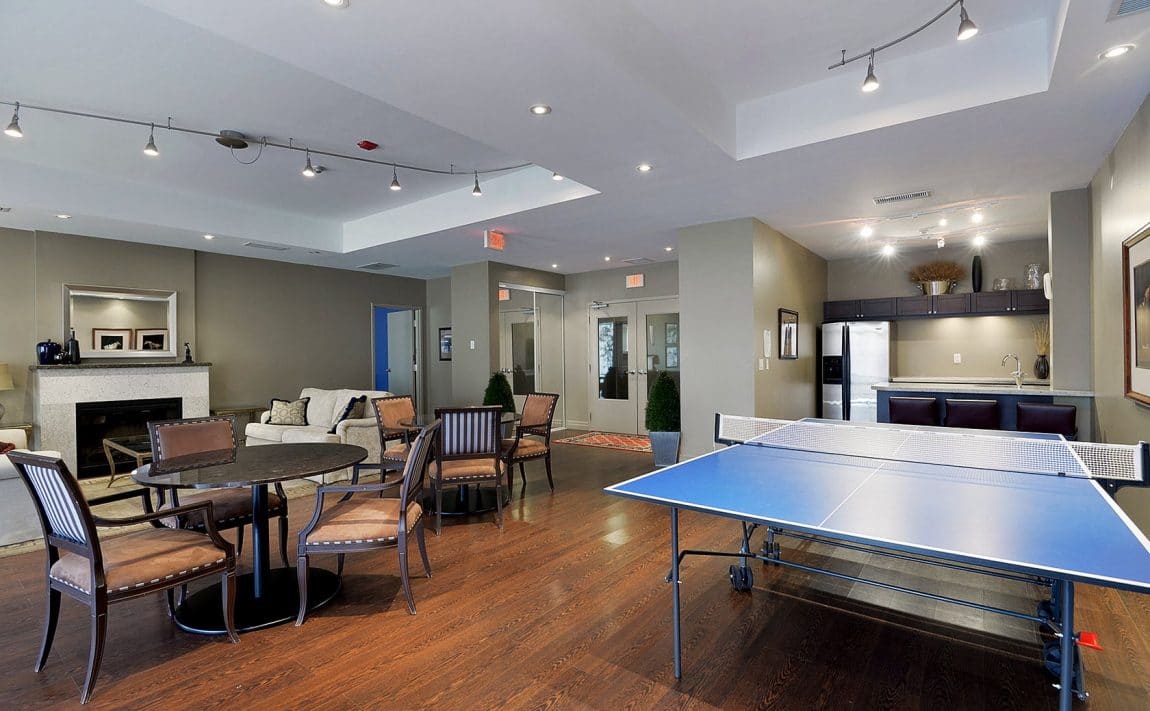 15-stafford-st-condos-wellington-on-the-park-condos-toronto-king-west-condos-toronto-condos-billiards-games-room-party-room-lounge-bar