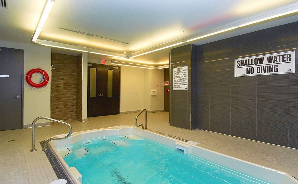 399-adelaide-st-w-toronto-lofts-399-king-west-lofts-toronto-lofts-king-west-condos-resistance-pool-swimming-excercise