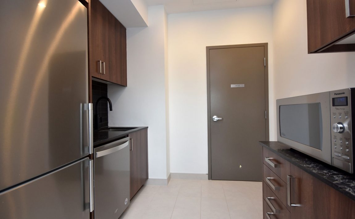 1575-lakeshore-rd-w-craftsman-condos-for-sale-party-room-kitchen-2