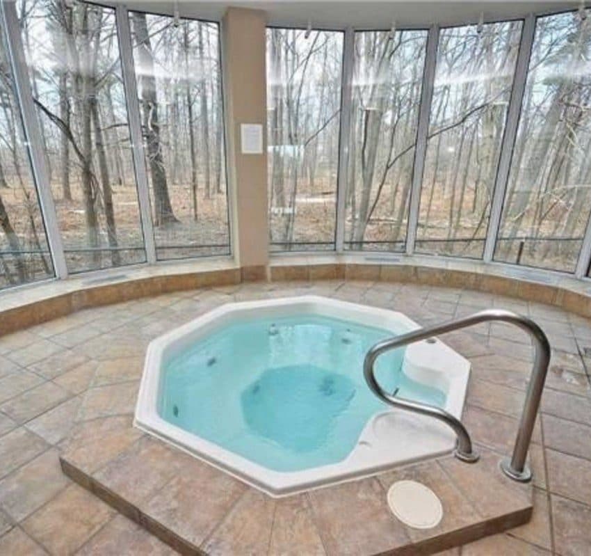 Parkway Place II - 2565 Erin Centre Blvd - Hot tub