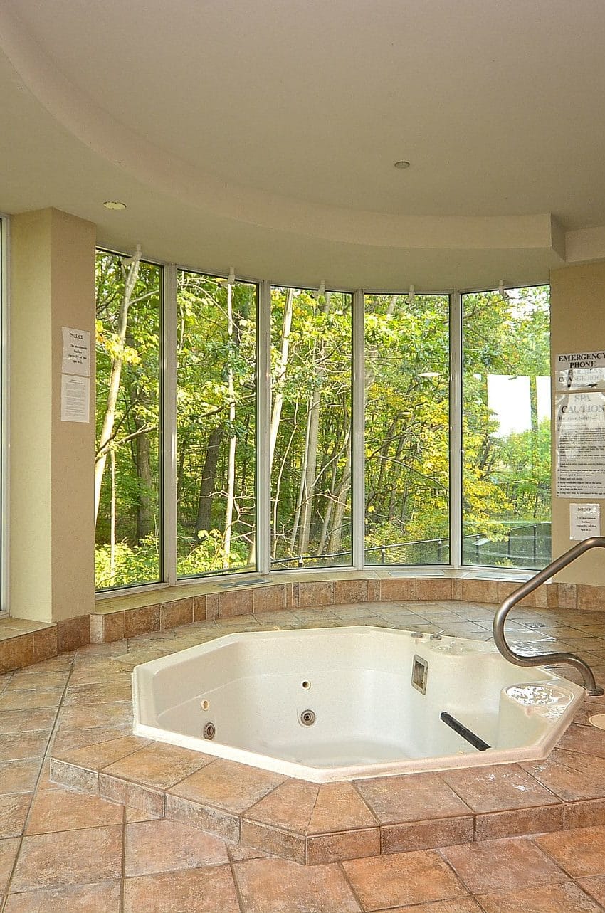 Parkway Place III - 2585 Erin Centre Blvd - Hot Tub