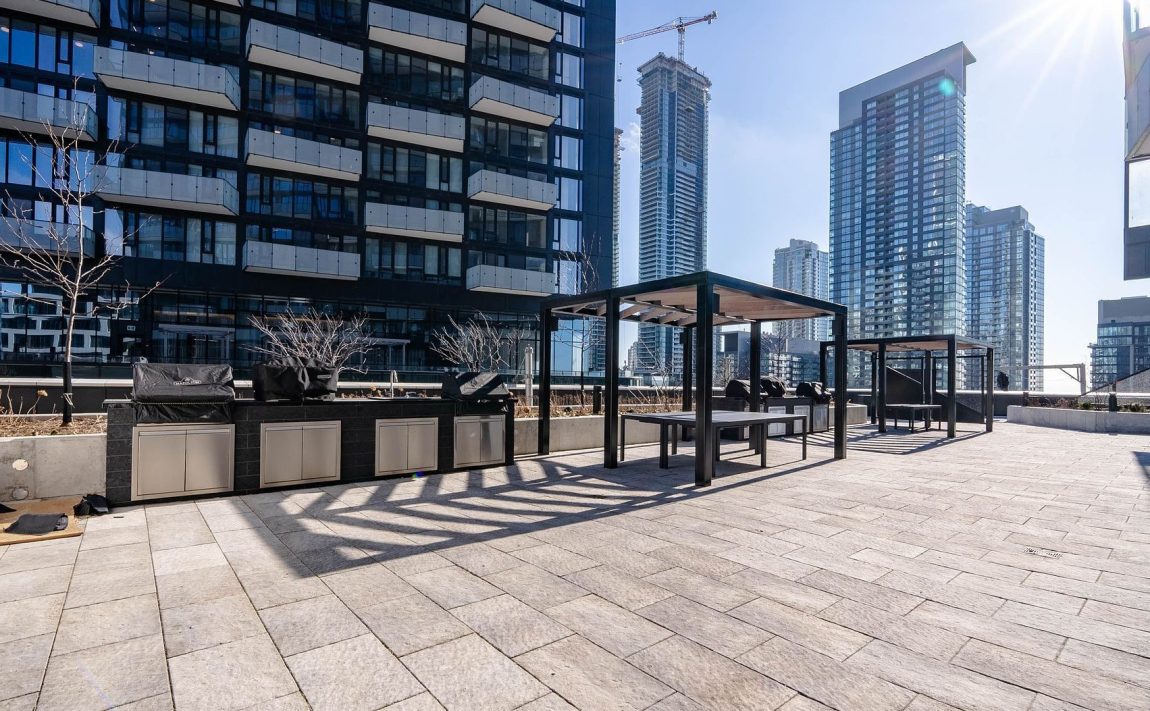 the-well-condos-470-front-st-w-toronto-rooftop-terrace-bbq