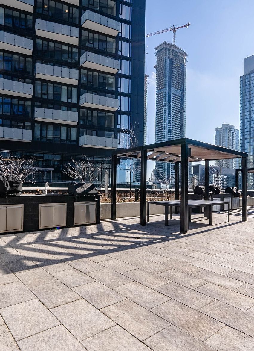 the-well-condos-470-front-st-w-toronto-rooftop-terrace-bbq