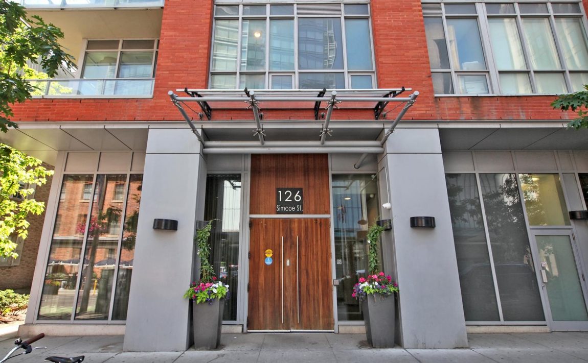 126-simcoe-st-toronto-boutique-ii-condos-for-sale-king-west-front-entrance