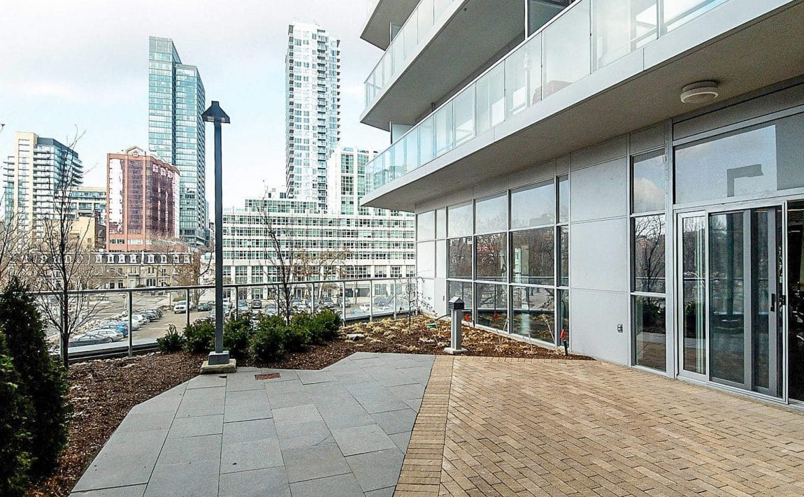 352-front-st-w-fly-condos-king-west-toronto-amenities-outdoor-terrace-2