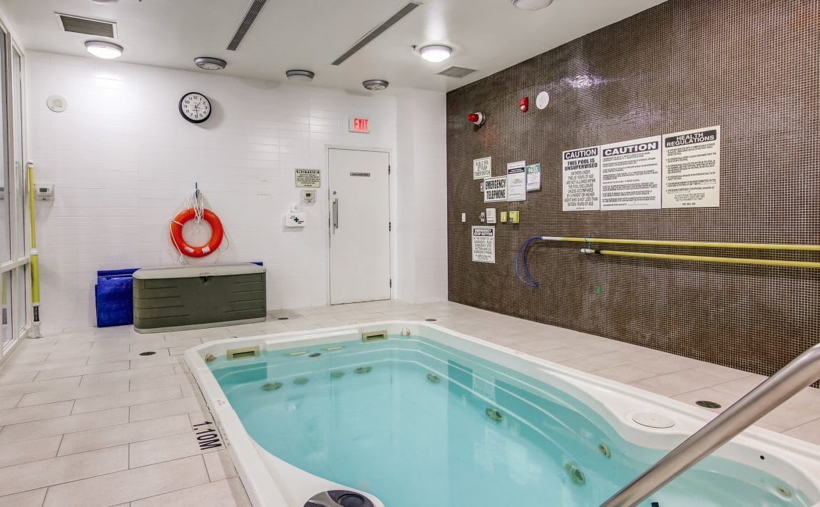 boutique-condos-21-nelson-st-toronto-king-west-amenities-hot-tub-jacuzzi