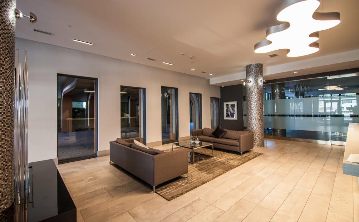 musee-condos-525-adelaide-st-w-toronto-king-west-front-lobby-sitting-area