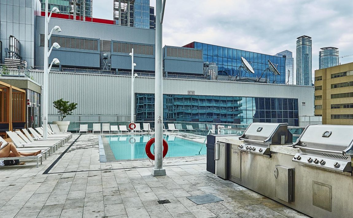 300-front-st-w-toronto-condos-for-sale-tridel-king-west-outdoor-pool