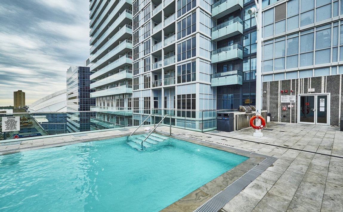 300-front-st-w-toronto-condos-for-sale-tridel-king-west-rooftop-pool