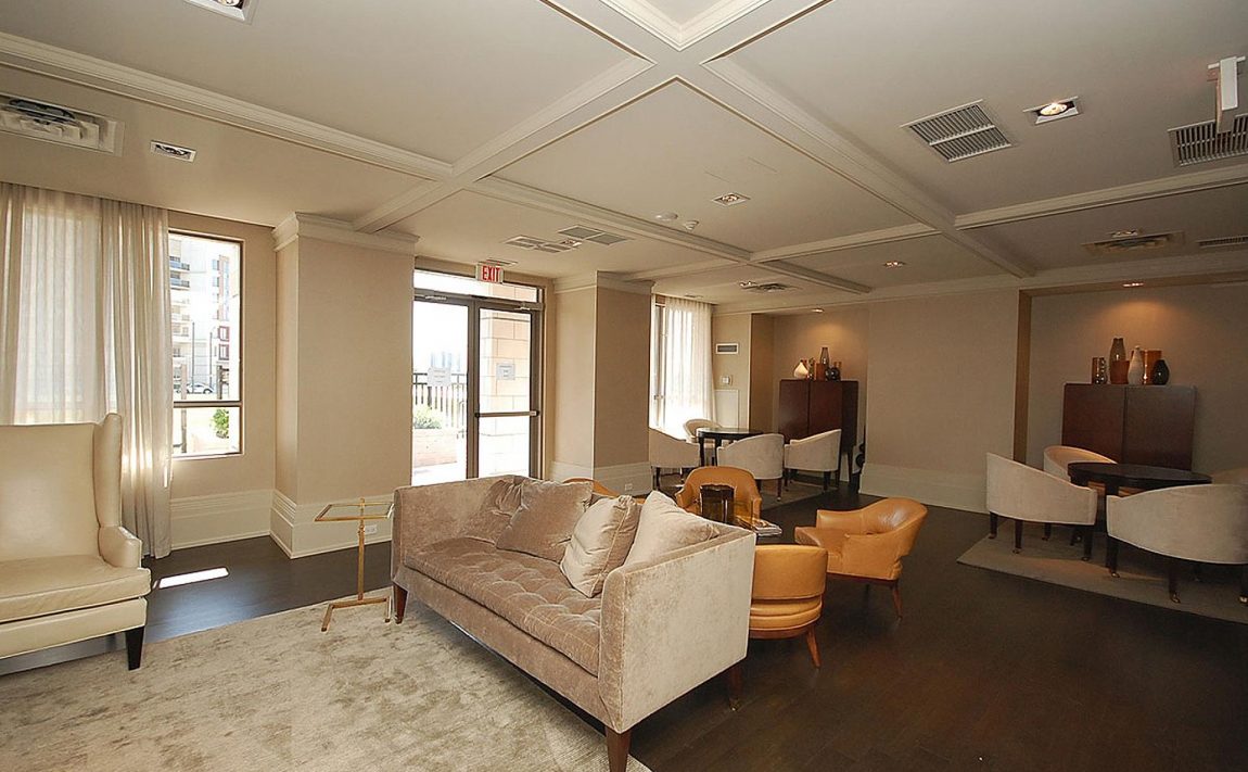 388-prince-of-wales-dr-one-park-tower-square-one-condos-sitting-room
