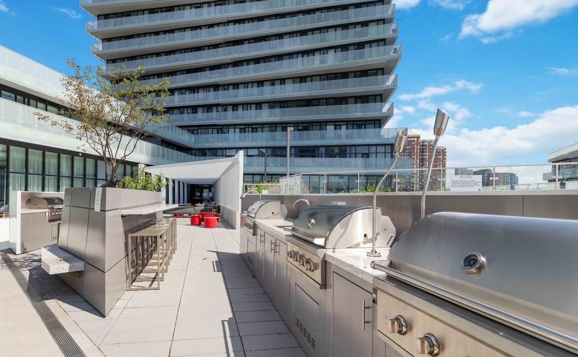 3900-confederation-pkwy-mississauga-m1-condos-bbq-rooftop-terrace