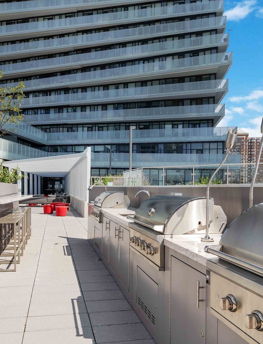 3900-confederation-pkwy-mississauga-m1-condos-bbq-rooftop-terrace