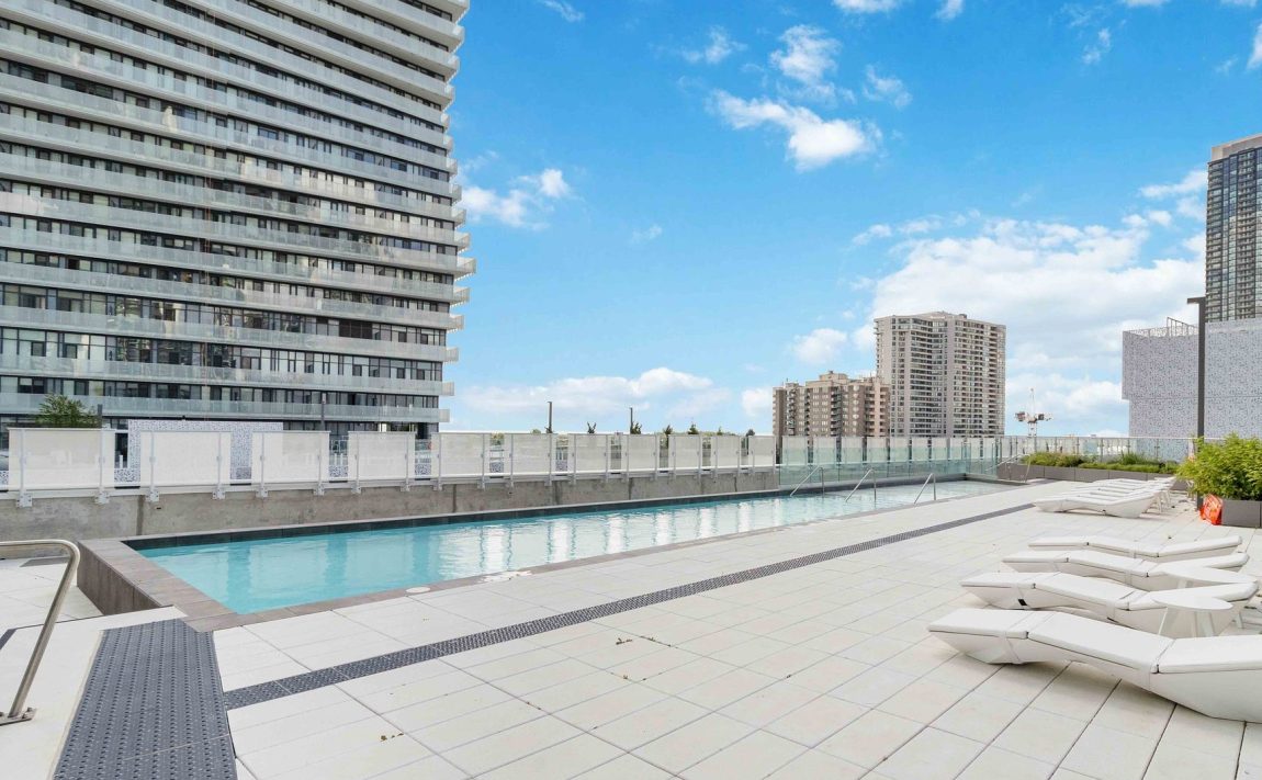 3900-confederation-pkwy-mississauga-m1-condos-outdoor-pool