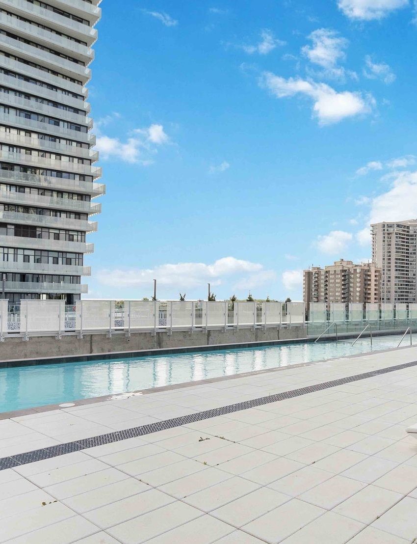 3900-confederation-pkwy-mississauga-m1-condos-outdoor-pool