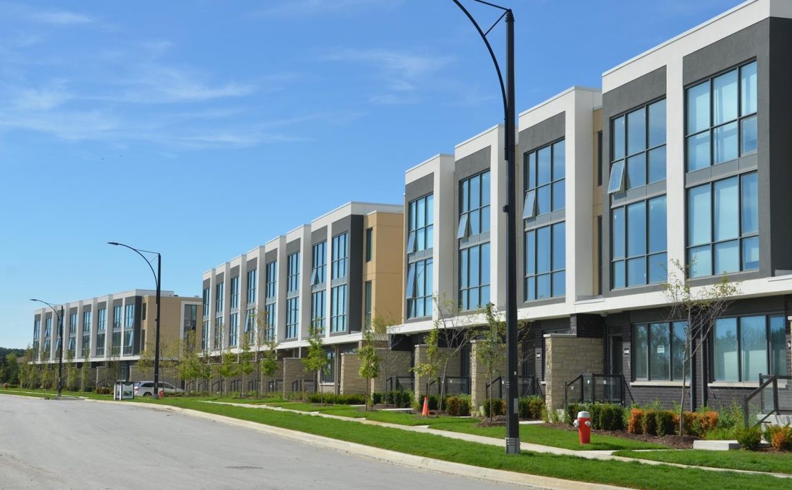 marquee-towns-little-creek-rd-four-springs-mississauga-luxury-townhouses-exterior