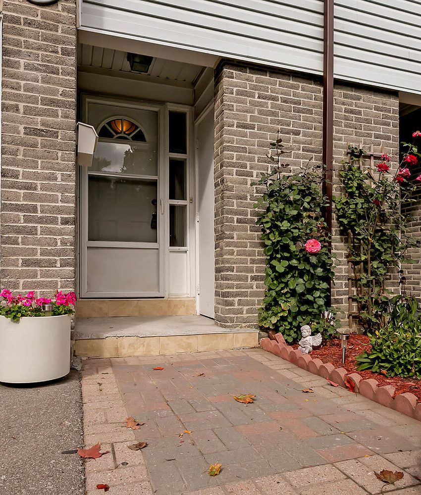 2440-bromsgrove-rd-mississauga-clarkson-townhomes-entrance