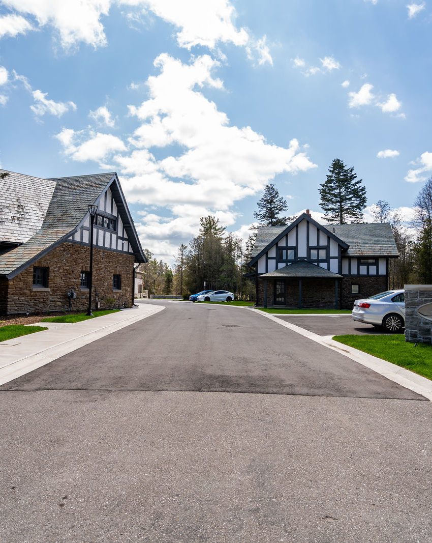 gardens-of-edgemere-10-maple-grove-dr-oakville-entry-driveway