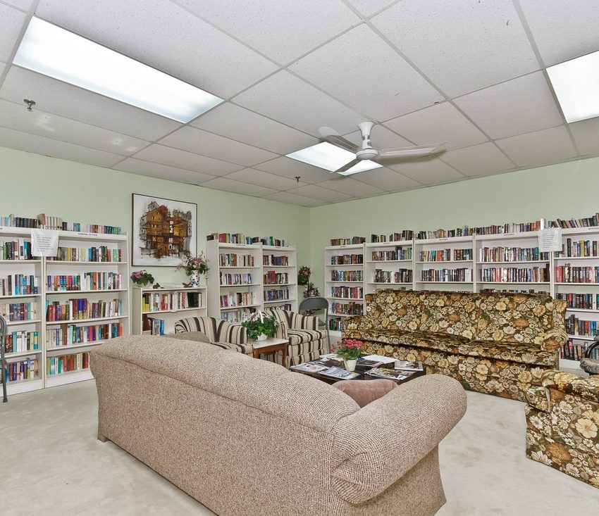 the-oaks-1359-white-oaks-blvd-oakville-condos-amenities-library