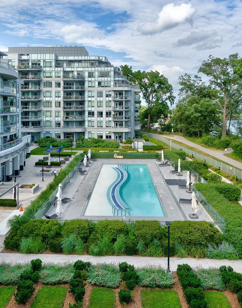 bluwater-condos-3500-lakeshore-rd-w-oakville-amenities-outdoor-pool