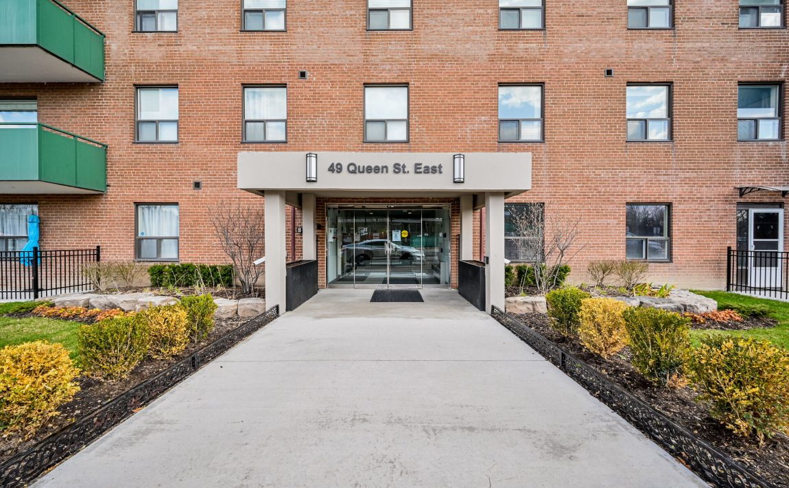 49-queen-st-e-mississauga-condos-port-credit-front-entrance-for-sale