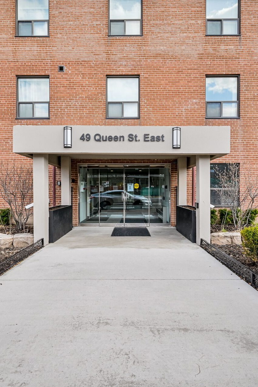 49-queen-st-e-mississauga-condos-port-credit-front-entrance-for-sale