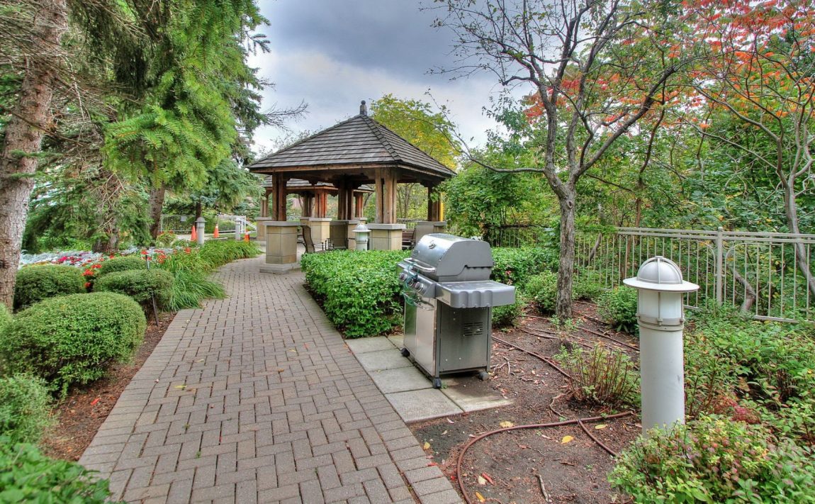 granite-gates-condos-1800-the-collegeway-mississauga-amenities-outdoor-space
