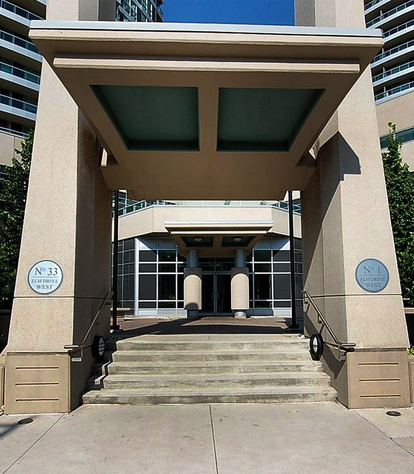 1-elm-dr-w-mississauga-one-city-centre-condos-entrance