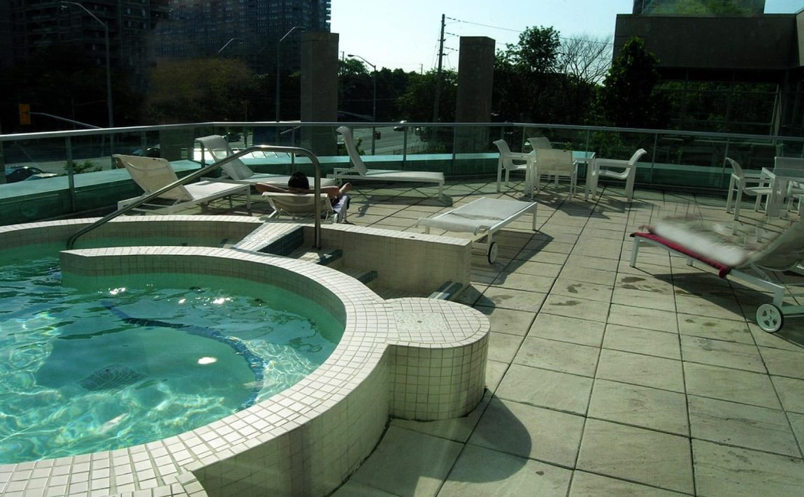 1-elm-dr-w-mississauga-one-city-centre-condos-outdoor-hot-tub