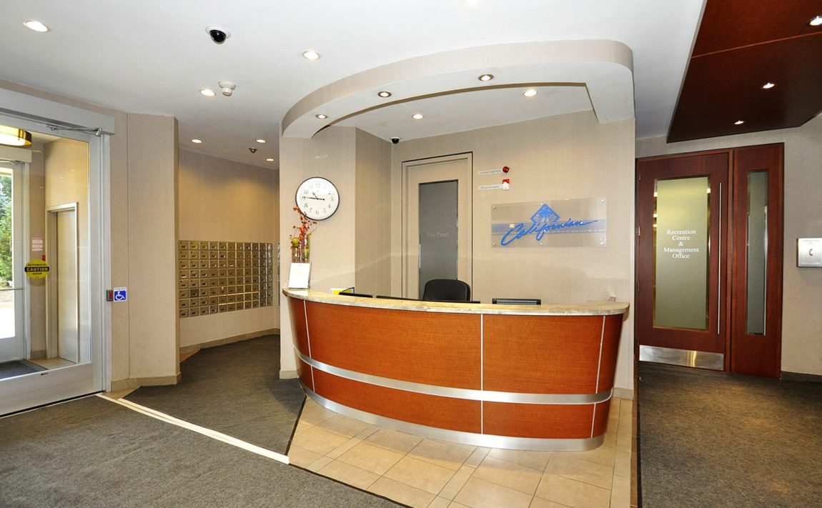 50-Kingsbridge-Garden-Circle-condos-mississauga-concierge-lobby