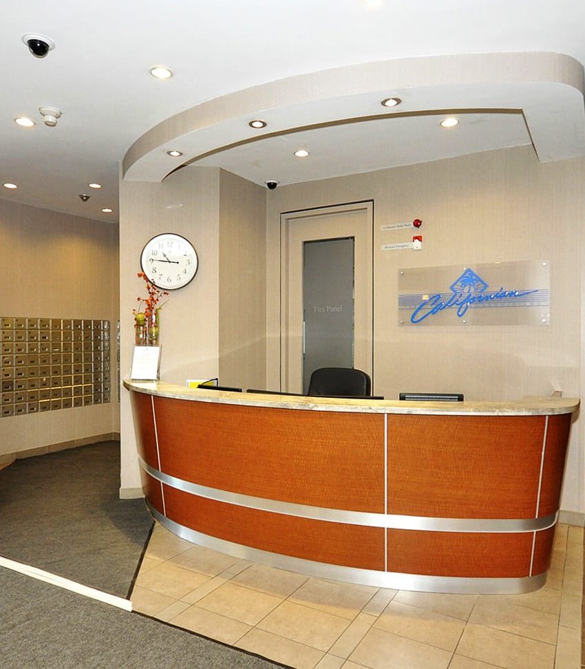 50-Kingsbridge-Garden-Circle-condos-mississauga-concierge-lobby