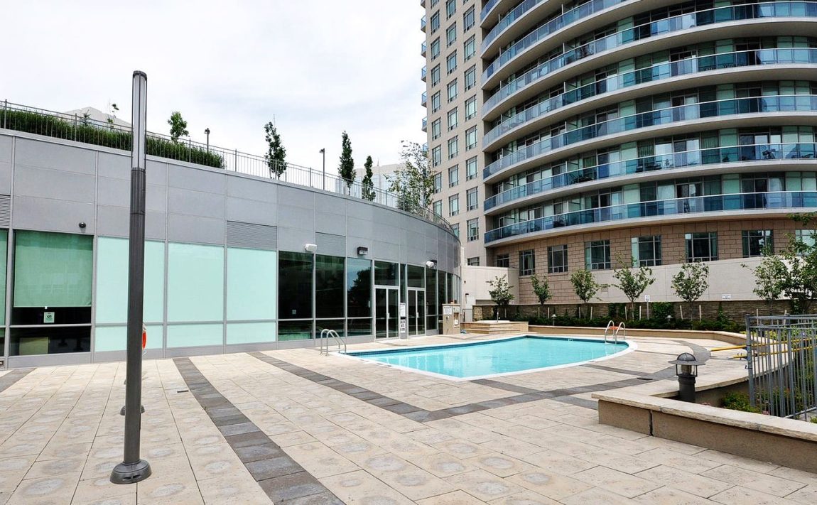 70-absolute-ave-mississauga-condos-for-sale-amenity-outdoor-pool