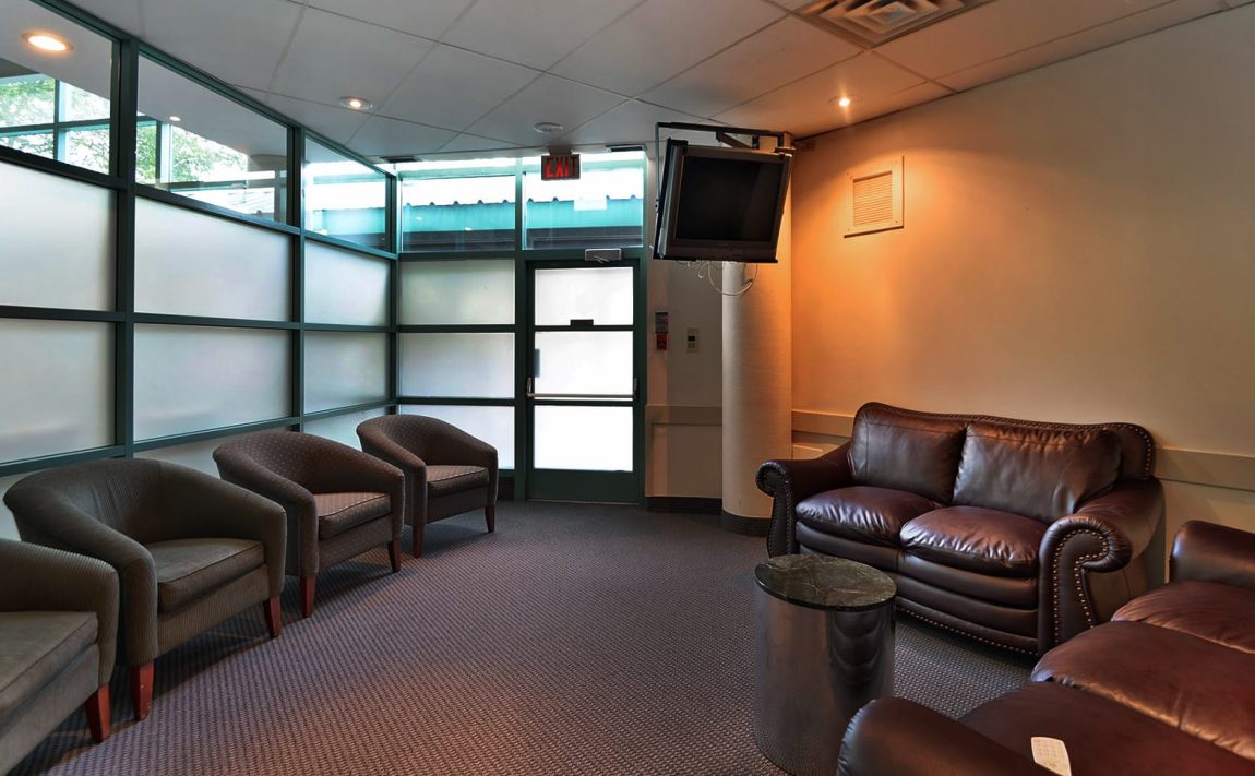 Chelsea-Towers-4185-shipp-dr-4205-shipp-dr-mississauga-amenities-media-room