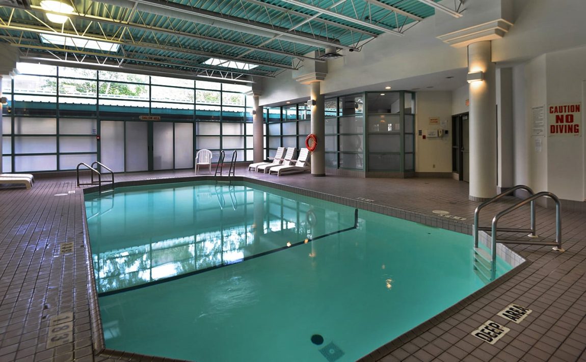 Chelsea-Towers-4185-shipp-dr-4205-shipp-dr-mississauga-indoor-pool