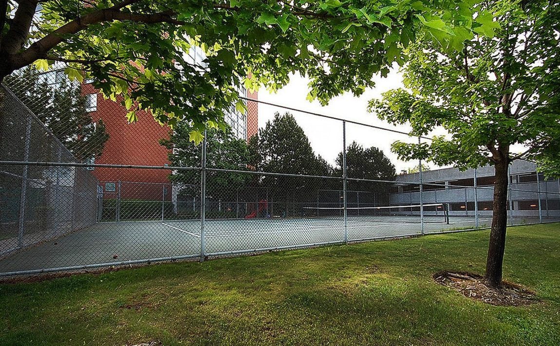 Chelsea-Towers-4185-shipp-dr-4205-shipp-dr-mississauga-tennis-court