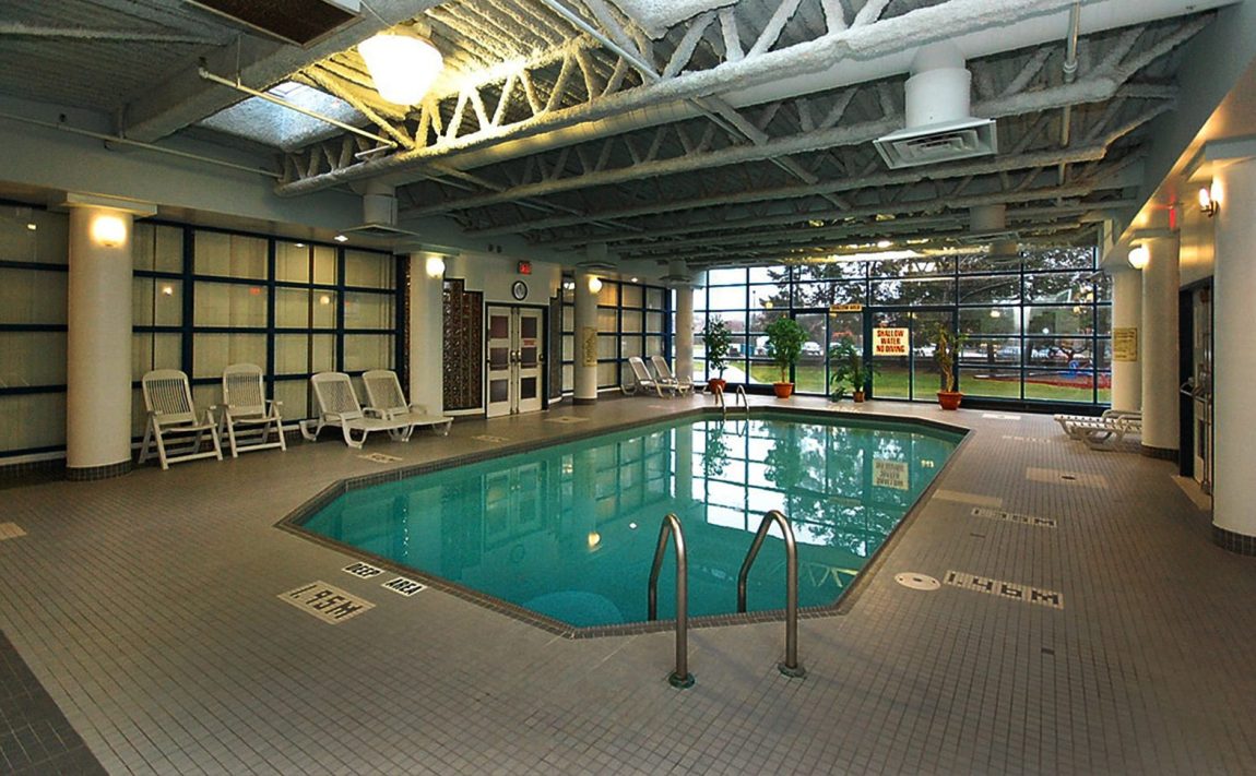 anaheim-towers-25-trailwood-dr-35-trailwood-dr-mississauga-amenities-indoor-pool