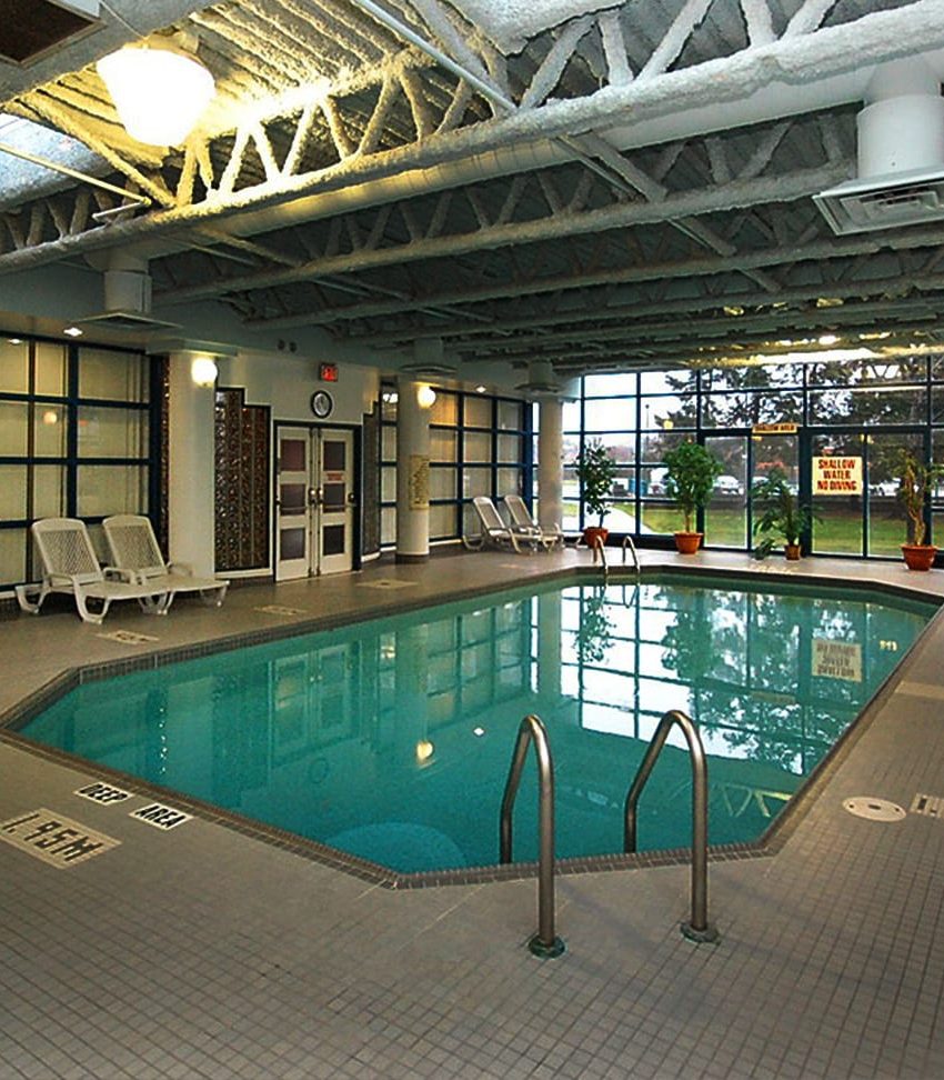 anaheim-towers-25-trailwood-dr-35-trailwood-dr-mississauga-amenities-indoor-pool