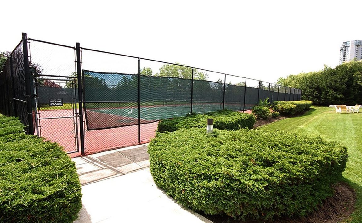 centre-iv-condo-400-webb-dr-mississauga-amenities-tennis-court