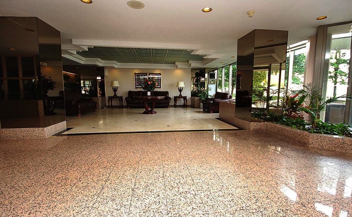 centre-iv-condo-400-webb-dr-mississauga-lobby