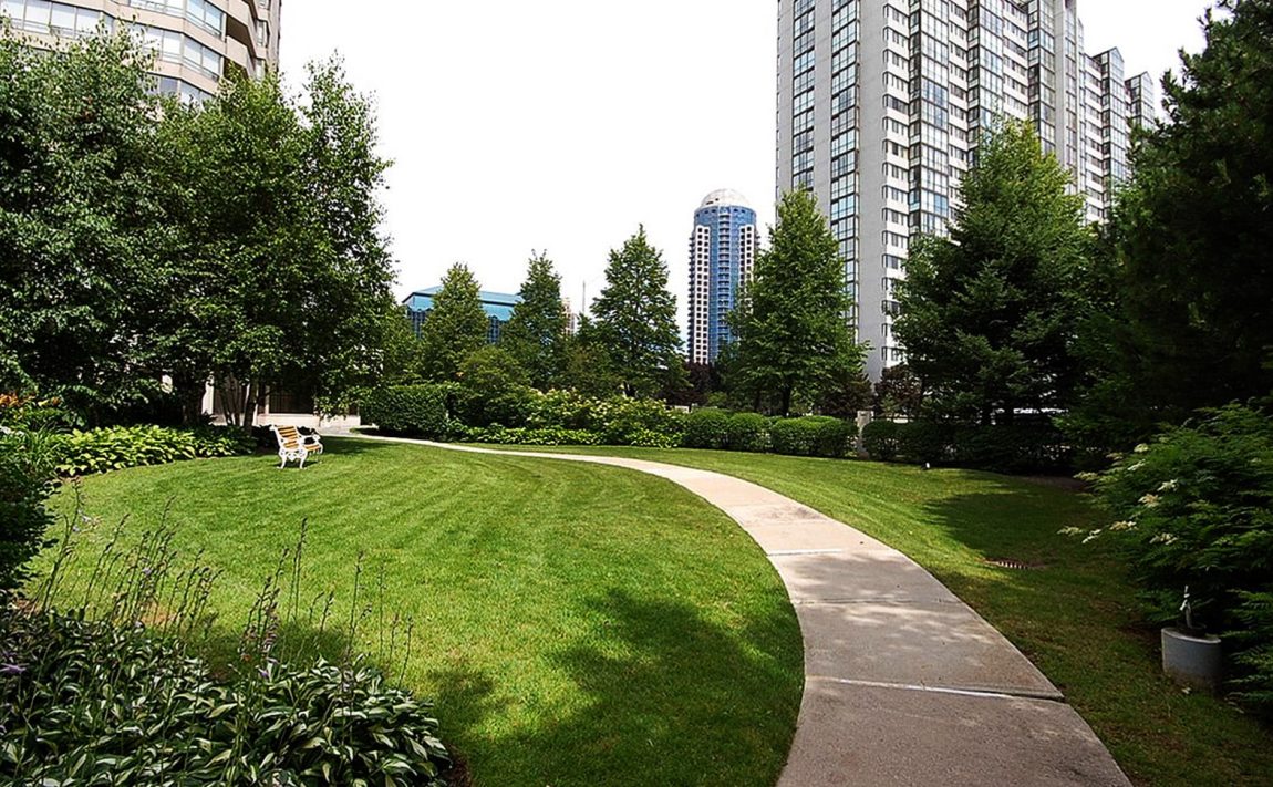 centre-iv-condo-400-webb-dr-mississauga-outdoor-green-space