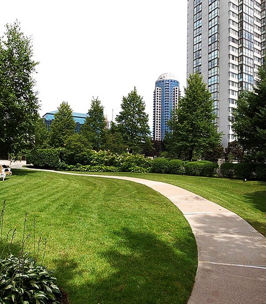 centre-iv-condo-400-webb-dr-mississauga-outdoor-green-space