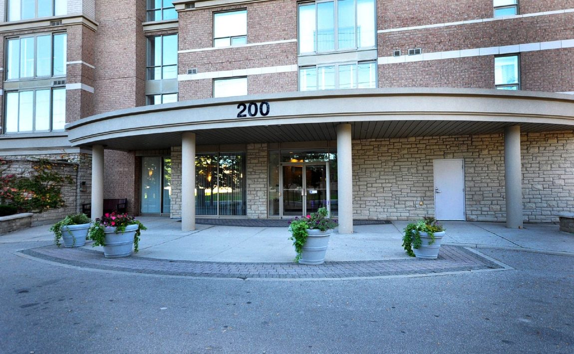 200-burnhamthorpe-rd-e-mississauga-club-one-condos-amenities-front-entrance