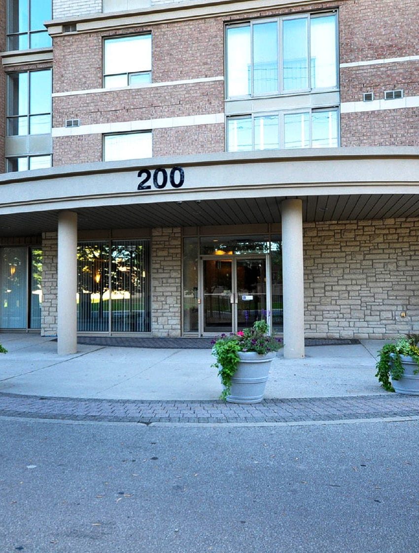 200-burnhamthorpe-rd-e-mississauga-club-one-condos-amenities-front-entrance