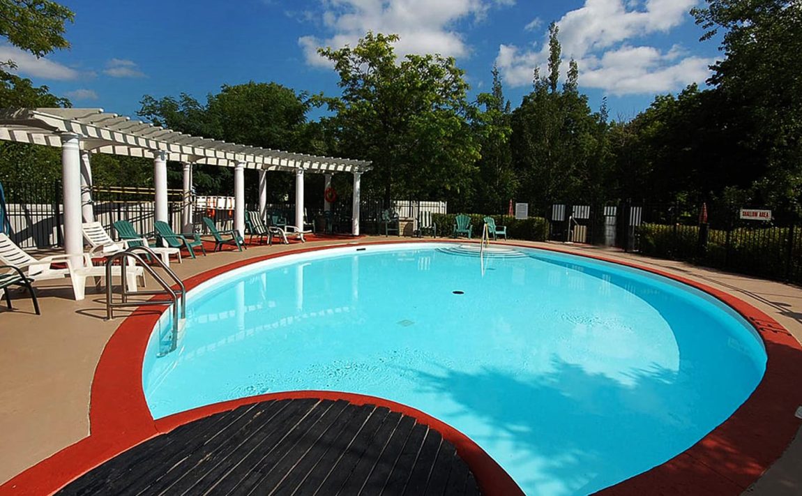 200-burnhamthorpe-rd-e-mississauga-club-one-condos-amenities-outdoor-pool