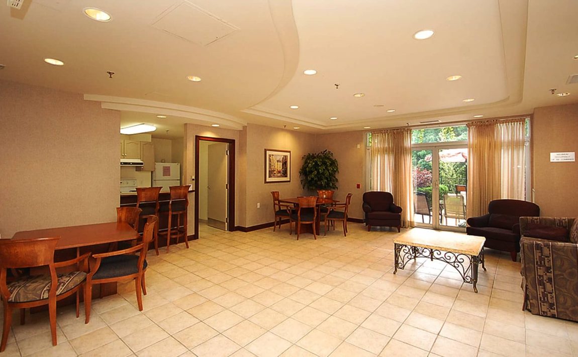 200-burnhamthorpe-rd-e-mississauga-club-one-condos-amenities-party-room