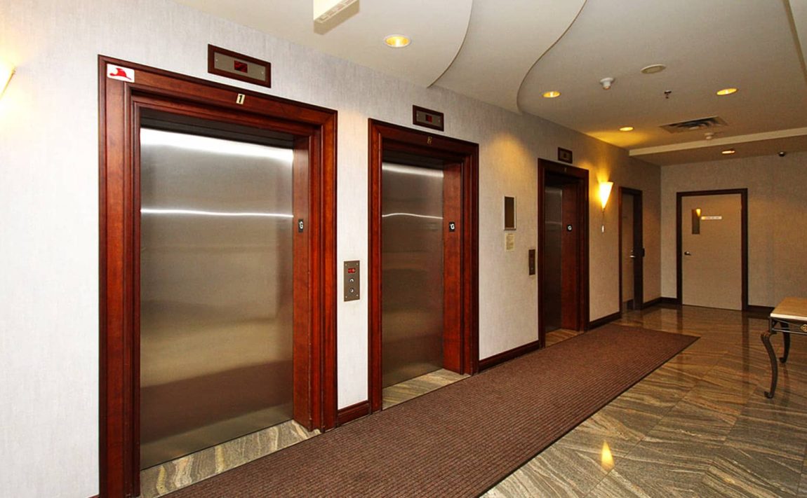 200-burnhamthorpe-rd-e-mississauga-club-one-condos-elevator-lobby