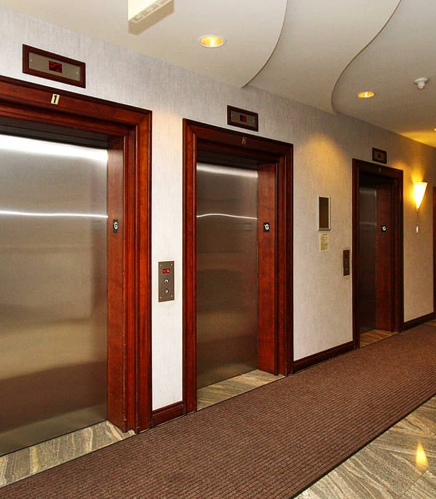 200-burnhamthorpe-rd-e-mississauga-club-one-condos-elevator-lobby