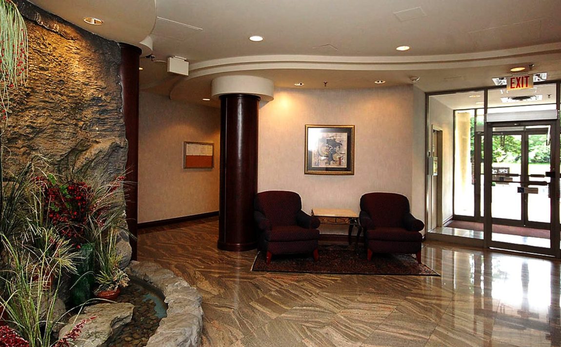 200-burnhamthorpe-rd-e-mississauga-club-one-condos-front-lobby