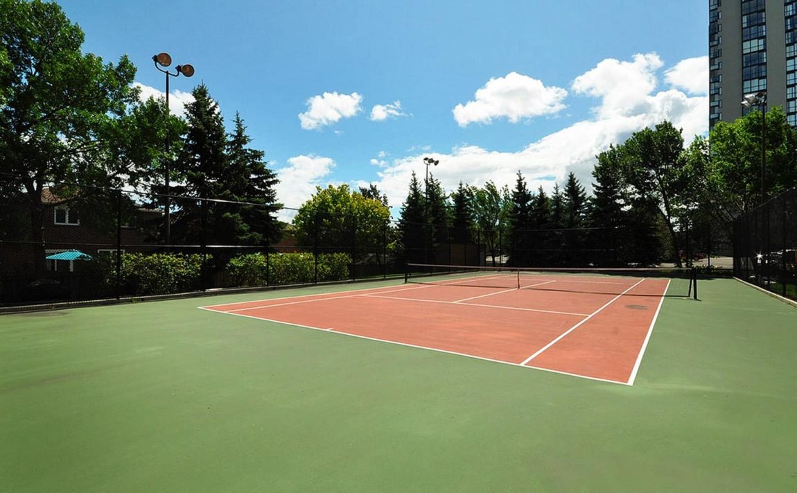 300-webb-dr-condos-mississauga-club-one-tennis-court