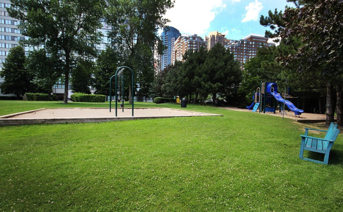 350-webb-dr-mississauga-platinum-condos-childrens-playground