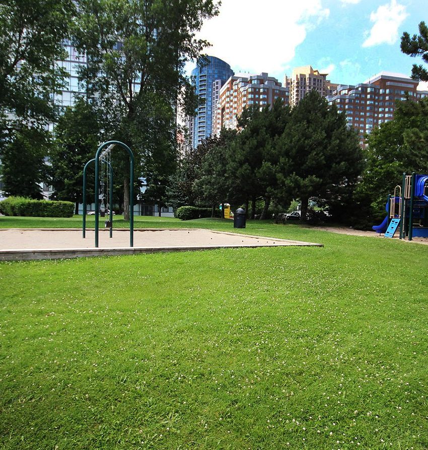 350-webb-dr-mississauga-platinum-condos-childrens-playground